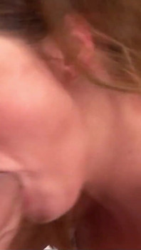 La teen olivia viene inculata dal fratellastro e da un tipo dopo essersi masturbato