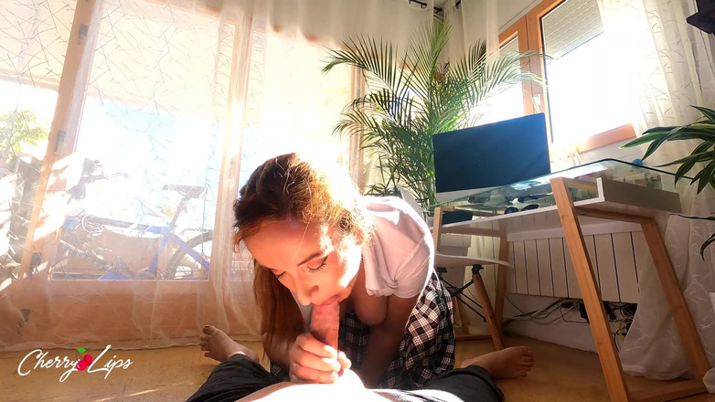 Cherry Lips: स्पेनिश अपने पति को फोन पर लंड हिलाने के निर्देश देती है कि वह पड़ोसी का लंड कैसे चूस रहा है