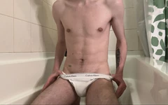 Un twink non circoncise a hâte de pisser sur son corps poilu