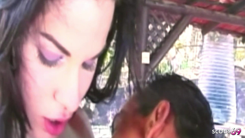 Shemale TS Collection: Une trans sexy et mince dans la nature pendant un...