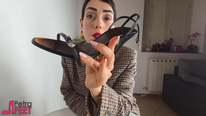 Best Nylon Feet Videos: 的Diva勾引了一个壮男，然后把她发黄的脚底摩擦在他的脸上