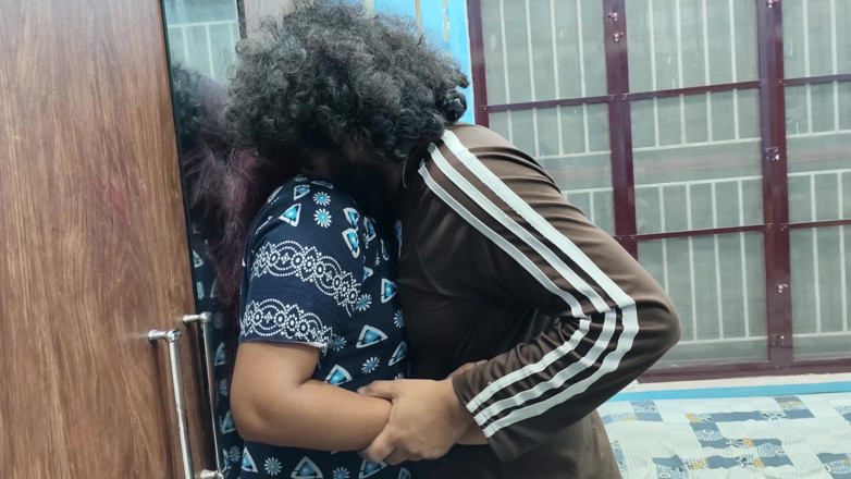 Vaigavarun45: Bloqueo de labios, beso en el cuello y romance caliente...