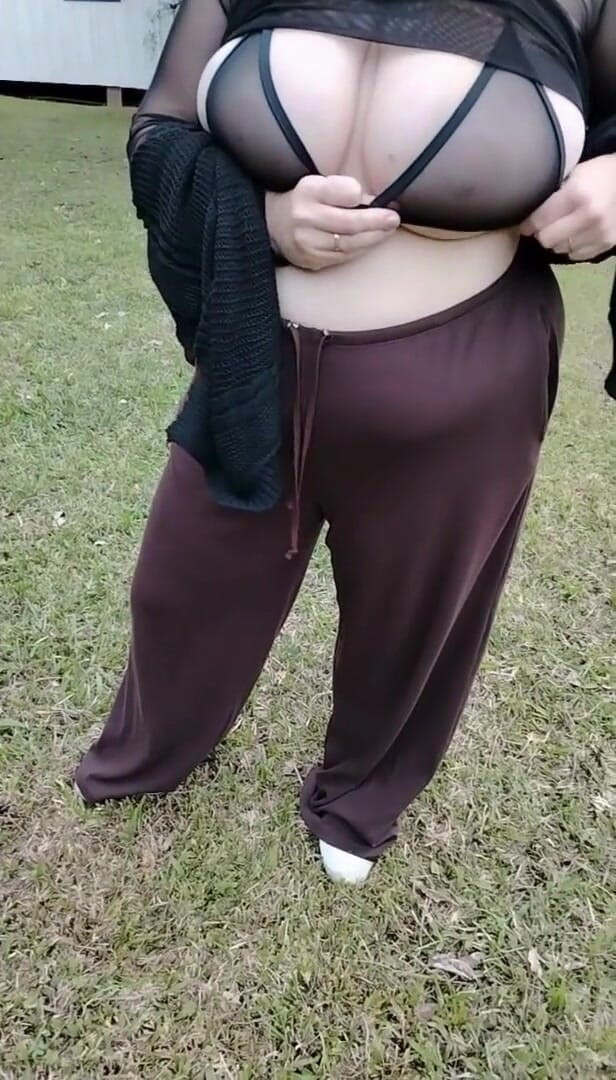 Priscila: Moje nevlastní matka chodí v průhledném tričku.