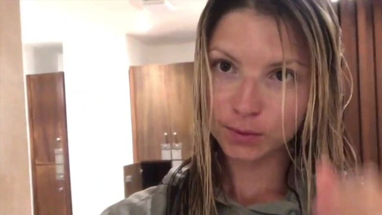 Gina Gerson: Mencukur memek sendirian