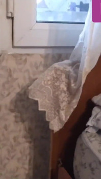 在我的床上，我把我的大鸡巴塞进我妻子的嘴里，然后我操她的阴户