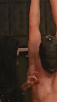 Meesteres Luciana Rokende Vernedering Bondage Hangend CBT Een Sigaretpauze Voor Meesteres Luciana