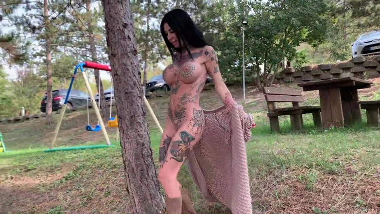 Megan Inky: Striptýz v parku