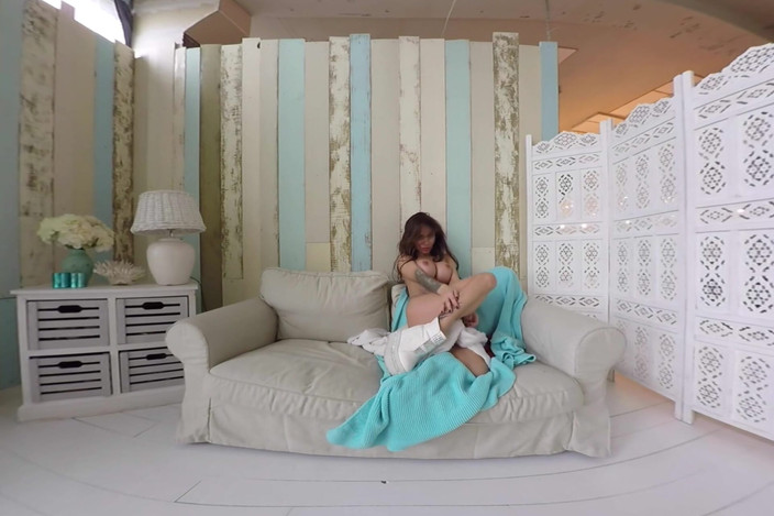 StasyQVR: 健美，丰满的黑发女郎脱衣服