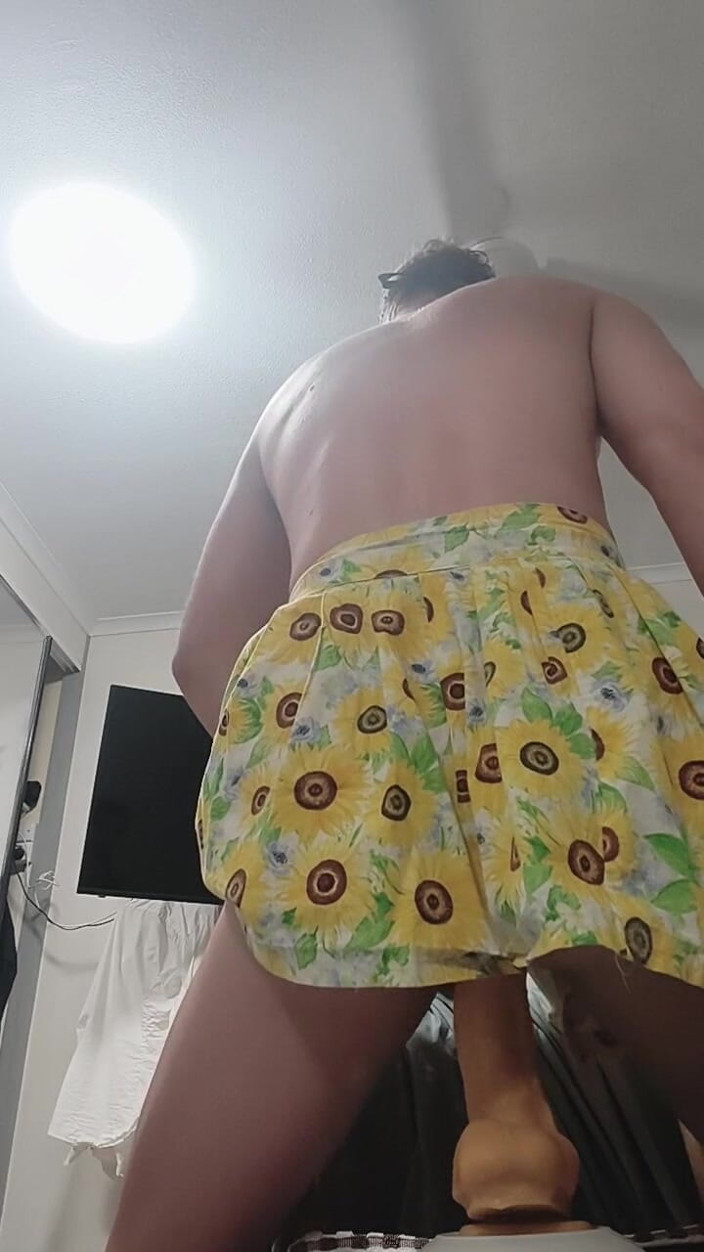 Brent Star Wood: Cewek ini lagi muasin memeknya pakai rok mini dan dildo...