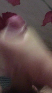 Une ado se masturbe, branlette en solo, bite