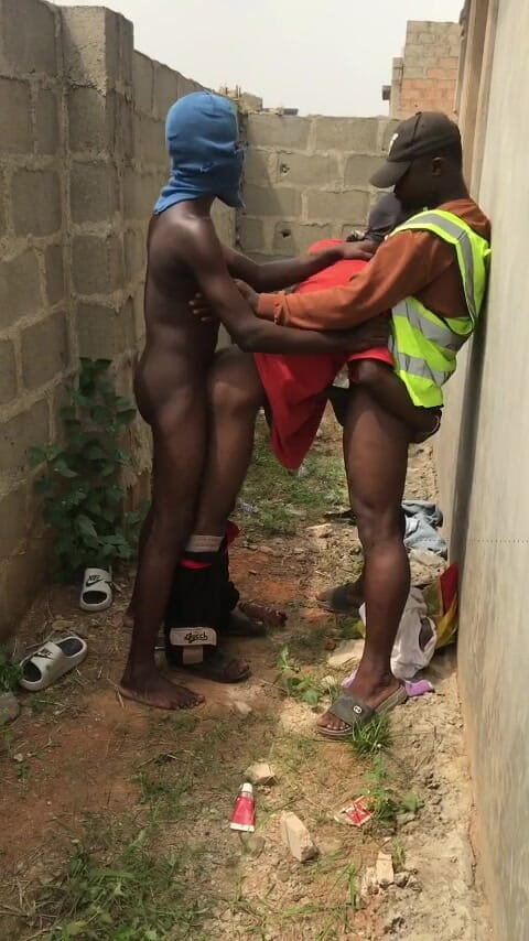 Sexylary: Мой отчим и его друг трахают меня за огороженный стеной дома