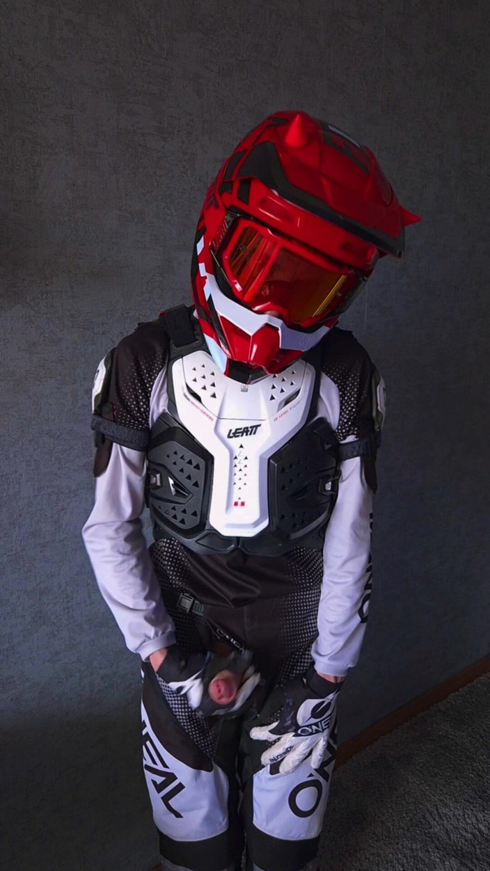 Sneakersmax98: Sborra sull'elmetto mentre nessuno guardava.