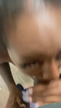 Giana Taille Une Pipe Torride À Big Max Dans La Salle De Bain