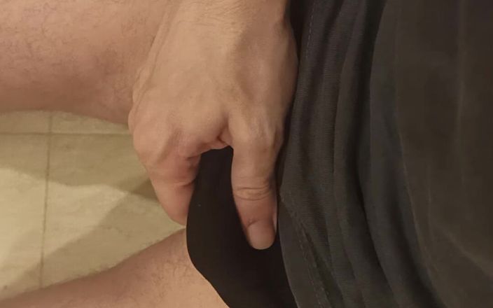 Pasha: Bir adam tuvalette otururken penisine masaj yapıyor