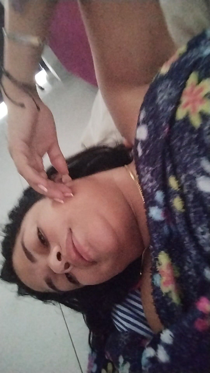 AngyAmazon: Soțul încornorat mă fute în sufragerie după ce prietenul său m-a umplut...