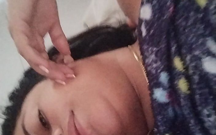 AngyAmazon: Cuckold Hubby knullar mig i vardagsrummet efter att hans vän...