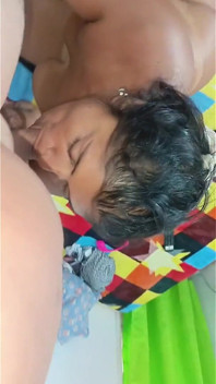 インドの熟女はコックをしゃぶってからそれを非常に激しくファックします