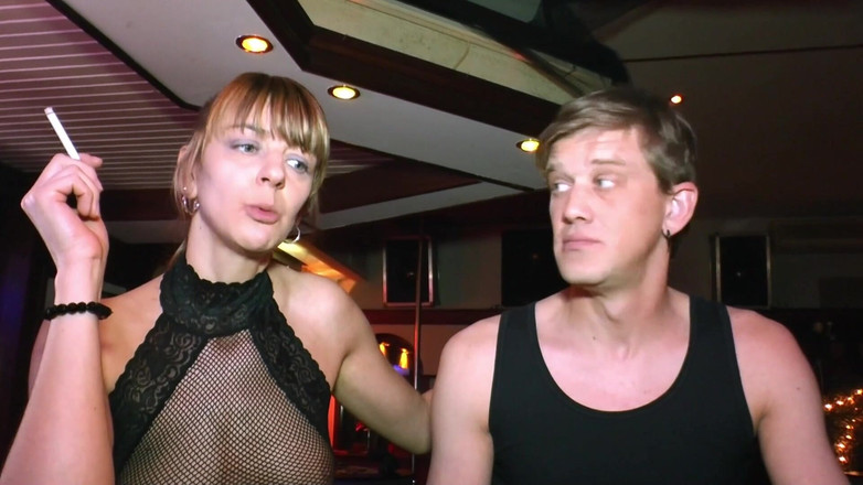 Gang Bang Germany: スウィンガークラブの乱交、ホットワイフたちがバウンドされ、激しくセックス