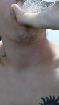 Eu bebo, mijo e bebo novamente