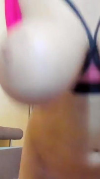 Chica tetona caliente Myla_angel sacude sus tetas con pezones duros