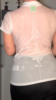 Ernsthafte Geschäftsfrau in weißem Polohemd und Bürooutfit mit dusche Fun_short - Projektfundiary
