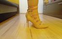 High Heels Kingdom: Travestito cammina con dei sexy tacchi alti con la punta...