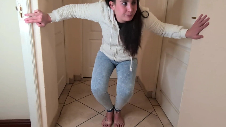 domslutfucker: Cewek nakal rambut cokelat ini pengen kencing, kencing di balik...