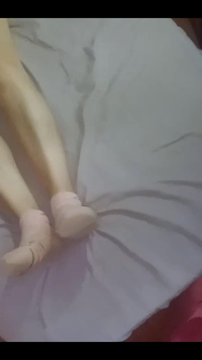 Fitcure1: Medi mostra seus pés em meias curtas e seu rabo