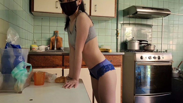 Jopy sex: Сексуальную горничную трахает пасынок ее босса на ее рабочей кухне