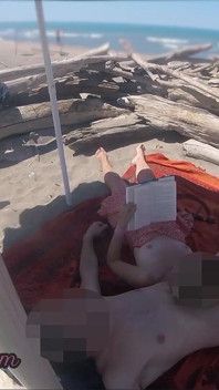 Risky Handjob on the Canary Beach Caught Reading a Book - Misscreamy