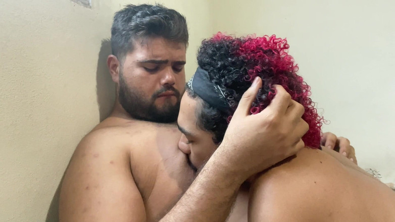 VEN1CIU: このゲイの太った男の乳首をしゃぶる若い男