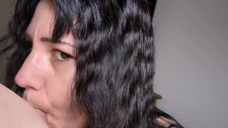 Damagedcosplays: Menina gótica ordenada faz boquete na garganta profunda no quarto...