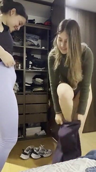 Două femei și-au pus hainele de sală, au un braț feminin și un cur meci de wrestling.