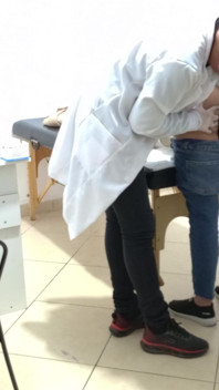 Proctólogo realiza examen anal en paciente constipado