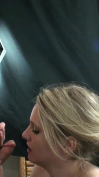 Büyük klitorisli küçük üvey kız kardeşim benim için sigara içiyor ve ağzına boşalmama izin veriyor