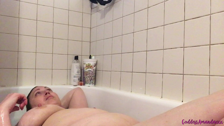 Goddess Amanda: Küvette çıplak büyük memeli iri güzel kadın