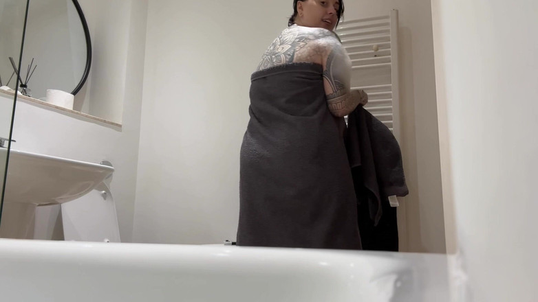 Miss Valentina: Acariciar mi toalla usada