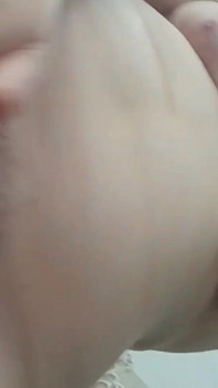 Bbw dívka masturbuje svou mokrou kundičku