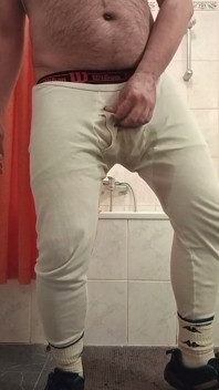Dirty-jb úplně naštvaný na záchodě. Spodní prádlo a ponožky