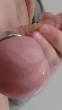 Memerah zakar saya dengan cincin pada telur saya