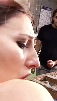 Patron atölyede çömele Roxanne'i sikiyor ve arkadaşı izliyor