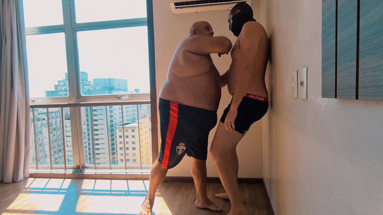 Punchbagplz: Brawling Bubba vs. the Jobber: test siły na ścianie