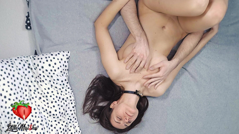 LittleMaisha: Morena sexy con tetas alegres se lame primero el coño...