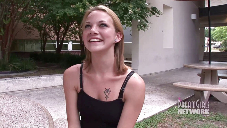 Dream Girls: Рискованный засвет от модели в первый раз