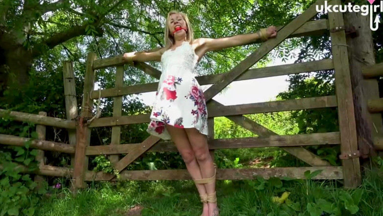 UKCuteGirl Lucy Lauren: Donzella legata al crocifisso a porta bondage e ballgagged