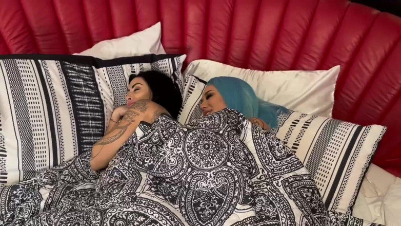 Lacey Jayne Official: Big Ass Threesome with Tiny Smallz