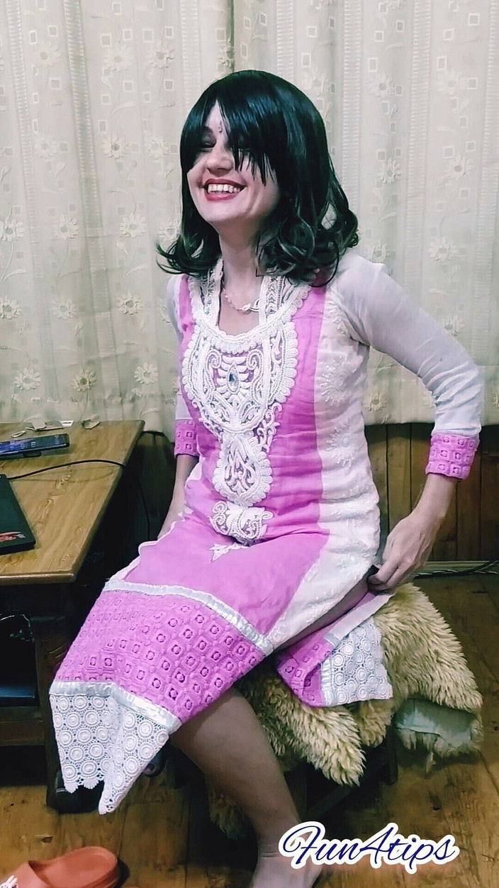 Bolly Karma: Nadržená MILFka si vezme její podprsenku