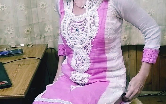Bolly Karma: Una miLF arrapata prende il suo reggiseno