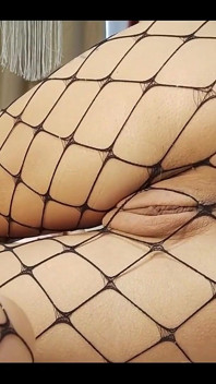 Sudut pandangan dekat dubur saya yang mengusik jari dan vibro palam tale dubur