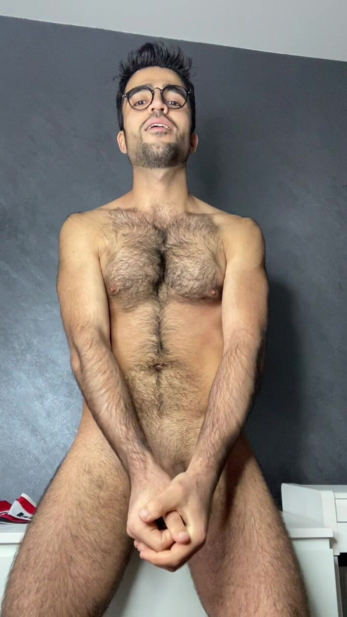 FausterRico: Mi masturbasco spesso... Il dito è profondo, le palle tese. Vuoi...